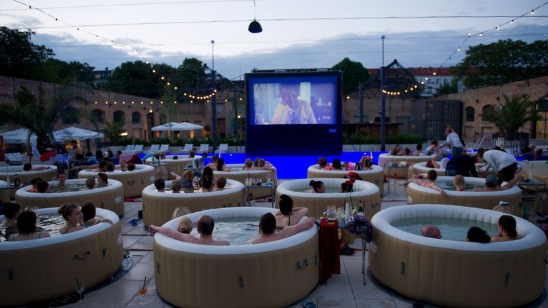Foto: Brīvdabas kino seanss baseinā