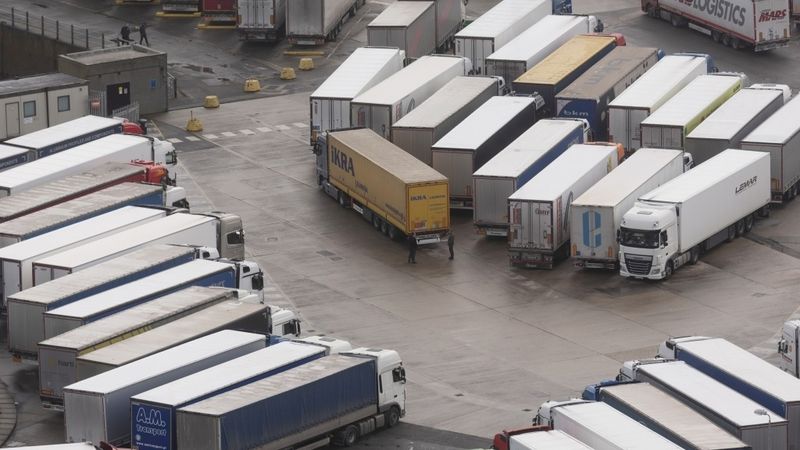 Lielbritānijā pie Lamanša tuneļa iestrēgušo kravas mašīnu skaits sarucis zem 200