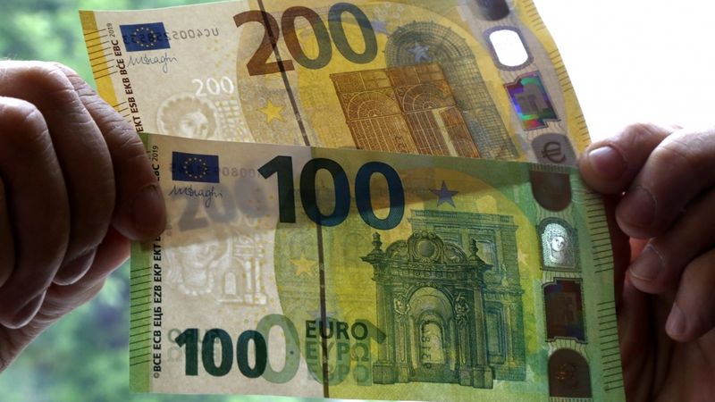 Apgrozībā nonāks jaunās 100 eiro un 200 eiro banknotes