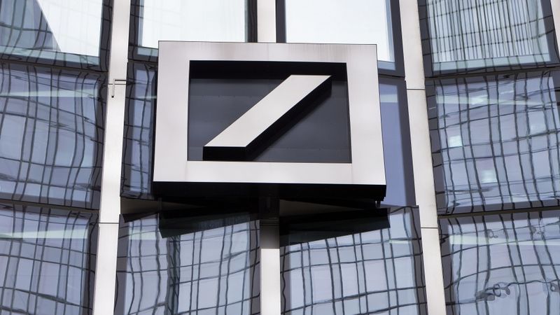 Ar zaudējumiem strādājošā Deutsche Bank nomaina vadītāju