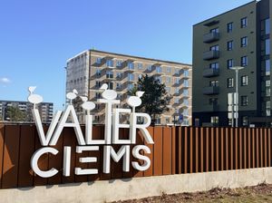 Atzīmēti otrie spāru svētki dzīvojamo māju projektā Valterciems
