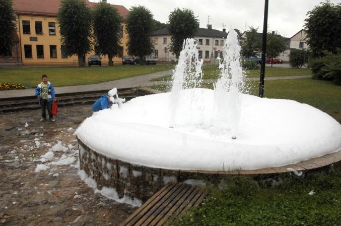 Saules dārza strūklaku pārvērš par veļas mazgājamo bļodu