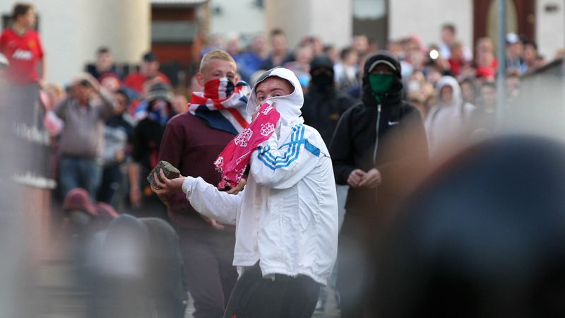 Ziemeļīrijas galvaspilsētā nemiernieki ar paštaisītiem spridzekļiem apmētā policistus un dedzina automašīnas