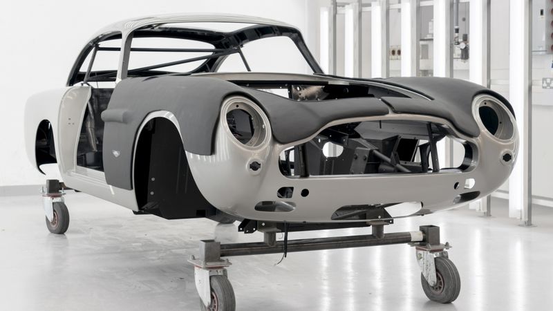 FOTO: Aston Martin piedāvā iegādāties Džeimsa Bonda auto