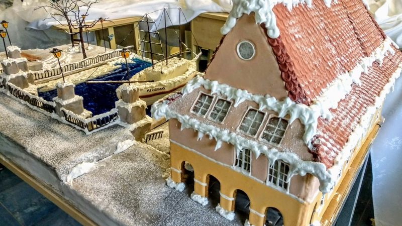 FOTO: Klaipēdas tūrisma skolā radīta piparkūku pilsēta ar vēsturisko celtņu atveidiem