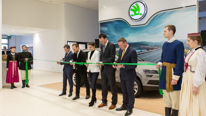 Atklāts jaunais Škoda autosalons
