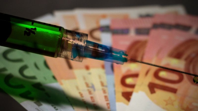 Rosina apsūdzēt amatpersonu par kukuļa došanu apmaiņā pret fiktīvu vakcināciju