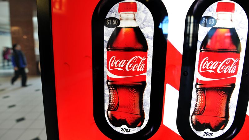 Coca-Cola gatavojas likvidēt 1800 darba vietas
