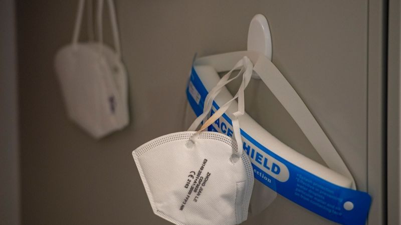 Valdība ļauj sejas vairogus lietot tikai kopā ar sejas masku