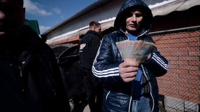 Eksperti: Ukrainas Bankas lēmums paaugstināt likmi nespēs bremzēt grivnas kritumu