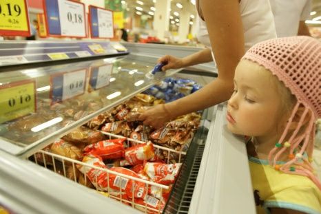 Eksperti: Patēriņa cenas lēnām turpinās kāpt