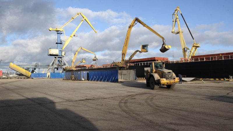 Rīgā pirmo reizi uzkrauj Panamax graudu kuģi