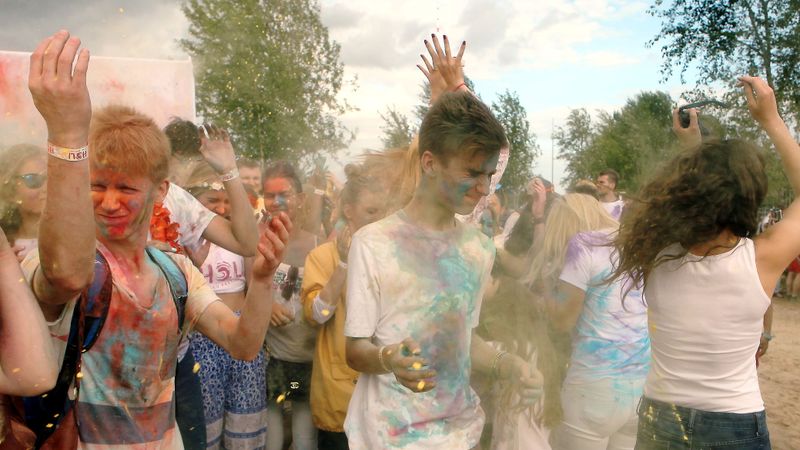 Holi krāsu festivāls Lucavsalā - fotogrāfijās