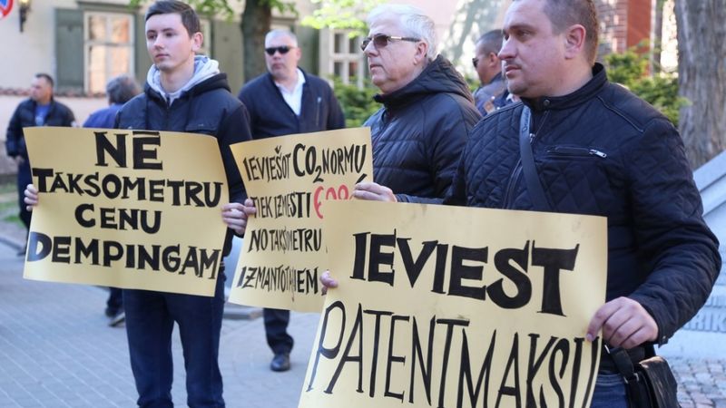 Taksometru vadītāji piketē pret grozījumiem Autopārvadājumu likumā