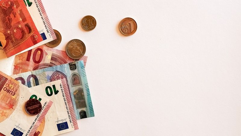 Nevaru iegādāties pat maizi un ūdeni - Lemberga sieva lūdz pamatot viņas kontu bloķēšanu