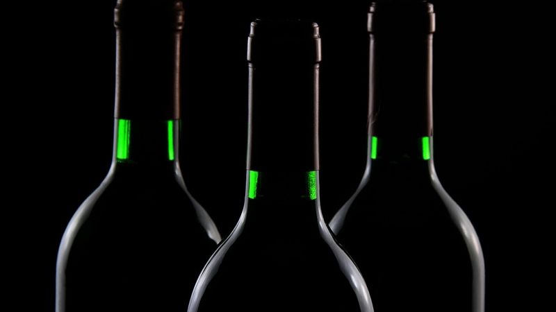 Papildināta - VID darbinieku apsūdz par ierobežotas pieejamības informācijas izpaušanu par 1000 eiro un alkoholu