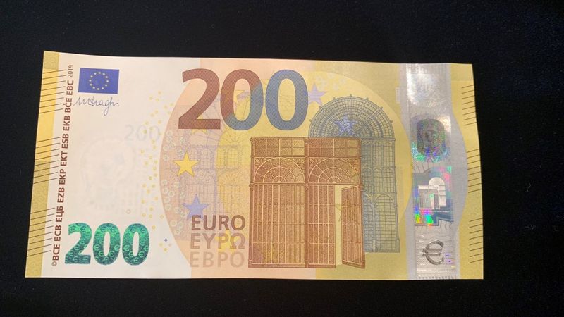 FOTO: Latvijas Banka iepazīstina ar jaunajām 100 un 200 eiro banknotēm