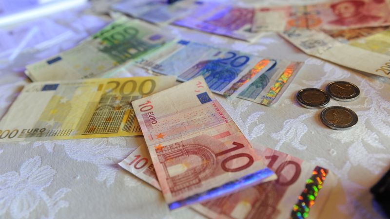 ECB: pērn 2.pusgadā konfiscē par 44% vairāk viltotu eiro banknošu nekā gadu iepriekš