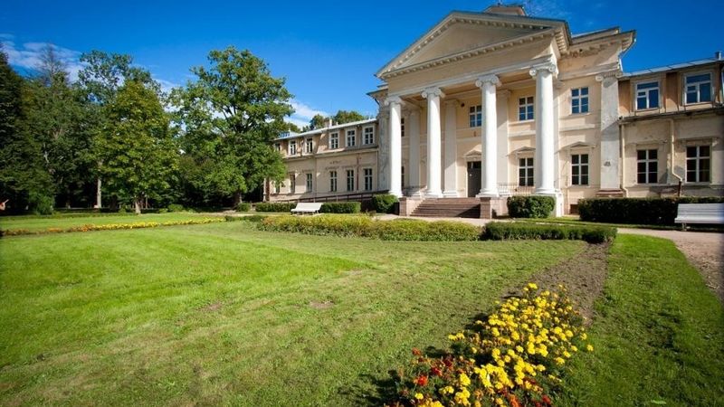 FOTO: Par 2,95 miljoniem eiro tiek pārdota Krimuldas muiža
