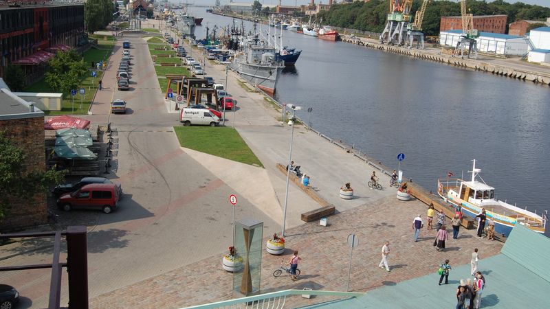 Fonteins: Liepājā gar promenādi peld kakas