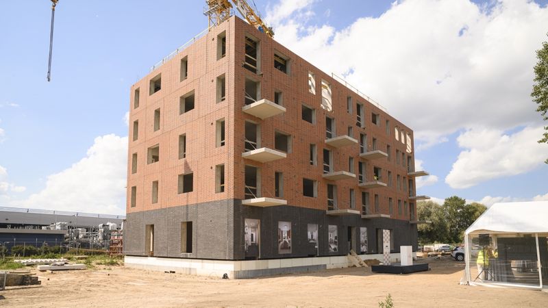 FOTO: Mājokļu projektā Lucavsala iemūrē laika kapsulu