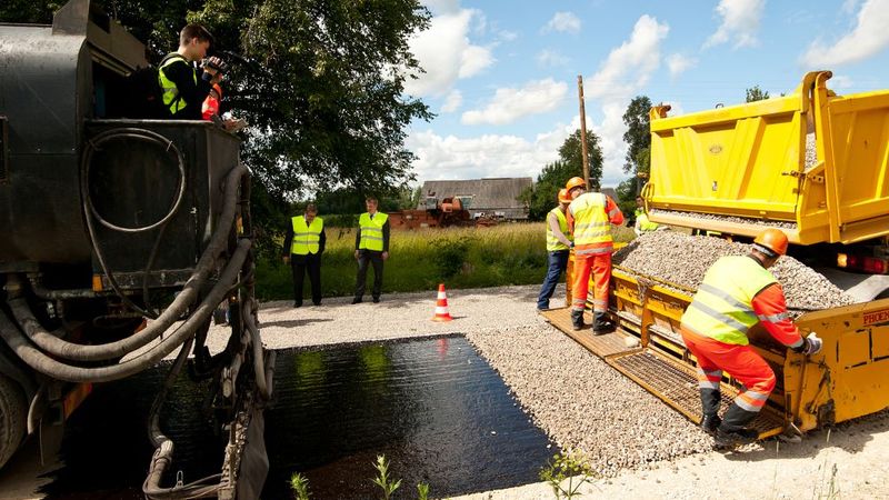 Grants ceļus 30 kilometru garumā noklās ar melno segumu