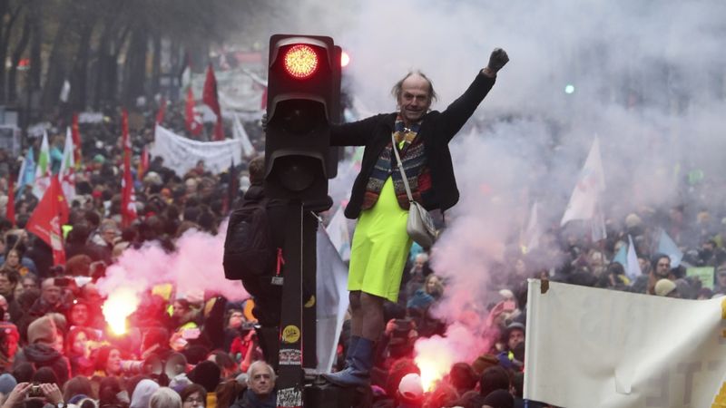 Francija gatavojas streiku otrajai dienai