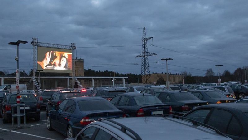 Uz tirdzniecības centra Alfa jumta demonstrēs brīvdabas kino
