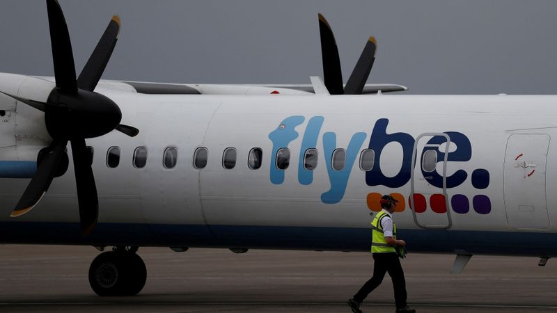 Lielbritānijas zemo cenu aviokompānija Flybe meklē pircēju
