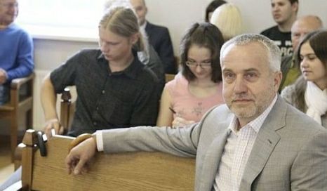Šķēle atkal tiesā netiek pie vārda; Pauders zāļu iedarbībā
