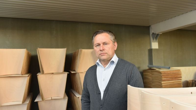Uzņēmējam Aldim Circenim darba pilnas rokas: krēsli, sidrs, restorāns