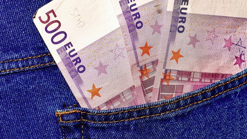 VID lūdz uzsākt kriminālvajāšanu par lielas skaidras naudas summas nedeklarēšanu