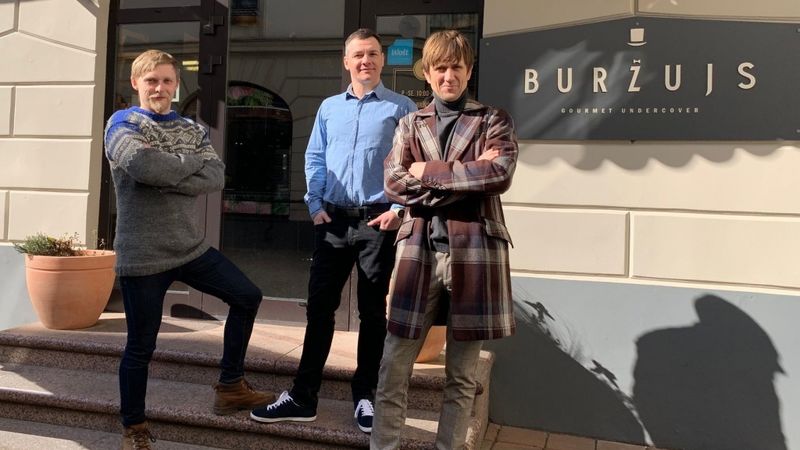 VIDEO: Buržuja komplekts klauvē pie durvīm