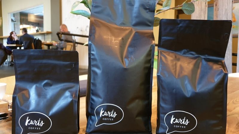 Sāk tirgot Latvijā grauzdētu Kurta kafiju