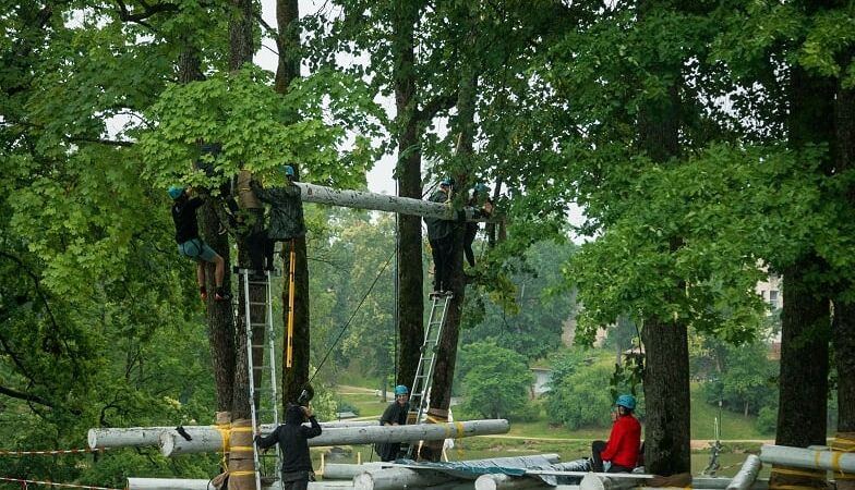 RTU studenti sarunu festivālam LAMPA būvē īpašu trīs līmeņu platformu kokos