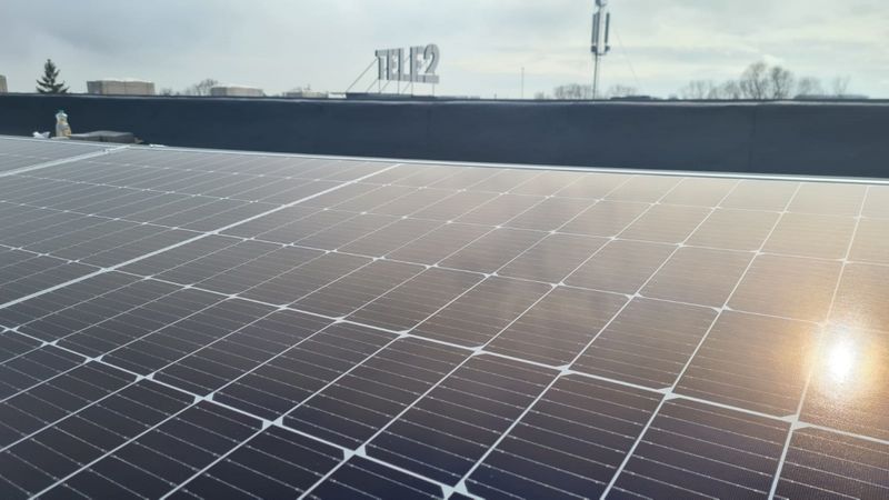 Uz Mūkusalas Biznesa Centra jumta uzstādīta lielākā saules elektrostacija Rīgā