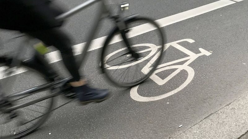Tallinas bīstamākajās ielās veloceliņus krāso sarkanā krāsā