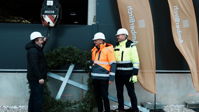 AmberBirch jaunajā ražotnē nosvinēti spāru svētki