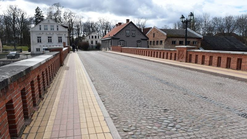 Kuldīgas novadā, iespējams, aizdedzināta prokurora automašīna