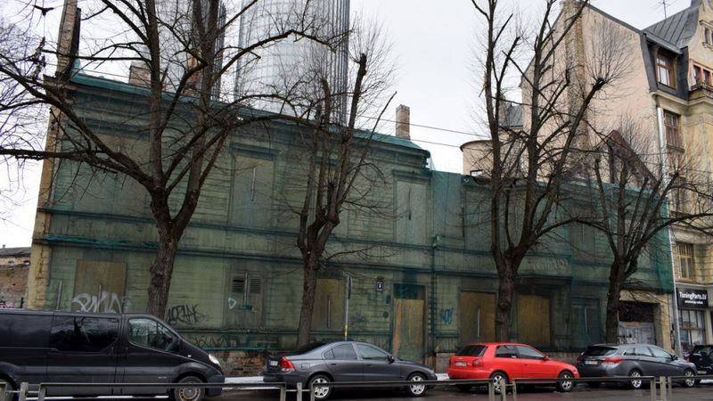 FOTO: Piespiedu kārtā nojaucamo graustu sarakstā iekļautie nami Rīgā