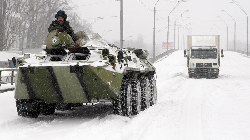 Kijevā ieputinātos braucējus glābj ar bruņutransportieriem