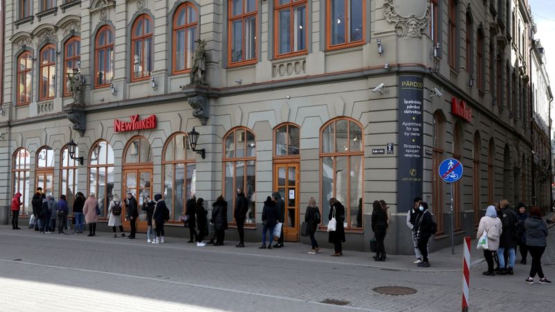 FOTO: Diena, kad veikali atsāka darbu