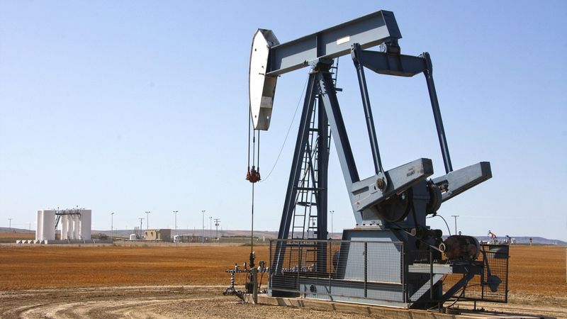 OPEC+ vienojas arī maijā turpināt naftas ieguves palielināšanu vien nelielā apjomā