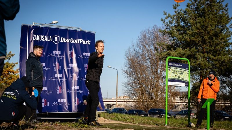 Rīgā atklāta jauna disku golfa trase Zaķusala Disc Golf Park
