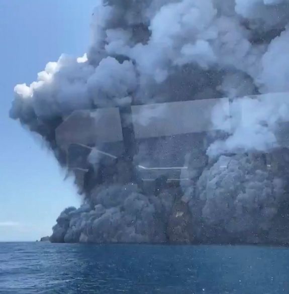 FOTO: Izvirdis tūristu apmeklēts vulkāns; ir bojāgājušie