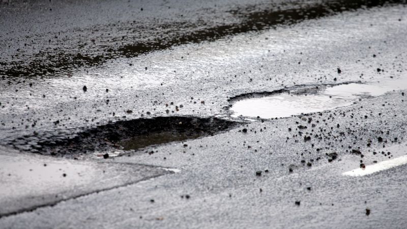 Lai tiktu pie gluda ceļa, ķeras pie draudiem
