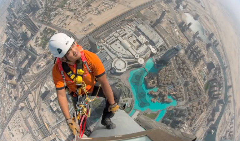 «Nevainojama fotosesija» Dubaijas Burj Khalifa virsotnē