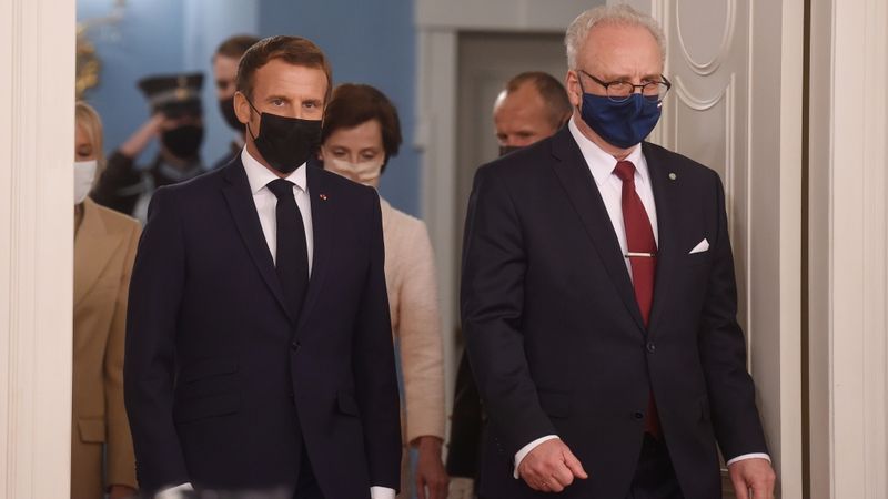 Levits Francijas prezidentam ar kundzi uzdāvinājis Ērenpreiss velosipēdus