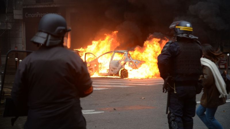 FOTO: Dzelteno vestu protesti Parīzei nodarījuši katastrofālus postījumus