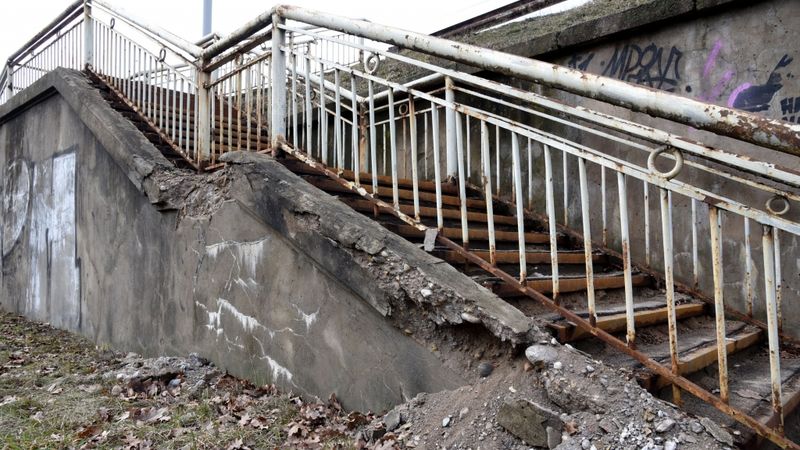 FOTO: Brasas tilts kritiskā stāvoklī
